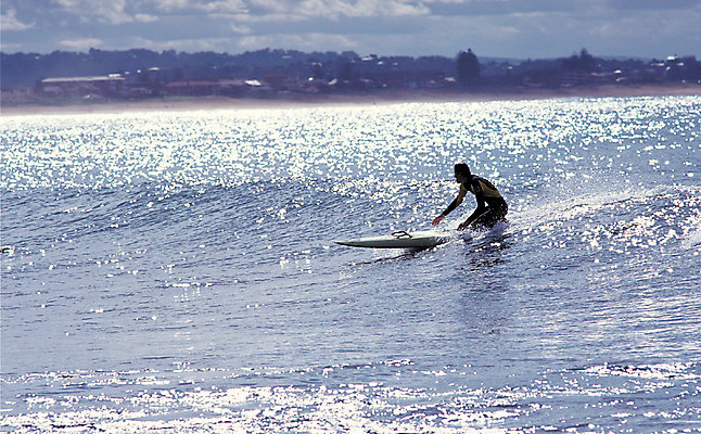 포토 JPG 주간 계절 남자 스포츠 파도 바다 레저 휴가 한명 사람 야외 여름 레포츠 여름휴가 바캉스 운동 윈드서핑 수상스포츠 서핑보드 서핑 승차 서퍼 윈드서퍼 남자만 남자한명만 국내포토 자연요소 1 모션 운동선수 건강 보드_스포츠 파일형식 여름_계절