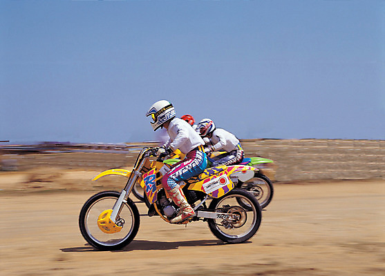 포토 JPG 주간 육상교통 교통수단 스포츠 경기 야외 옆모습 세명 바이크 경쟁 드라이브 운전 오토바이 레이싱 운전사 익스트림스포츠 세대 레이서 바이크경주 바이크레이서 오토바이경주 국내포토 자연요소 직업 뷰포인트 교통 컨셉 모션 사람 시합 파일형식