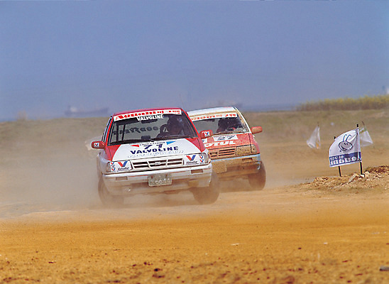 포토 JPG 주간 모래 육상교통 교통수단 스포츠 자동차 바람 경기 야외 경쟁 드라이브 운전 깃발 레이싱 자동차경주 운전사 익스트림스포츠 먼지 두대 레이서 카레이서 국내포토 자연요소 직업 교통 컨셉 2 모션 날씨 시합 파일형식