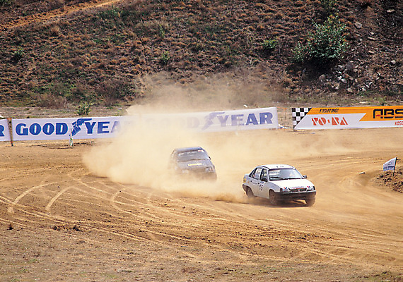 포토 JPG 주간 모래 육상교통 교통수단 스포츠 자동차 바람 광고판 경기 야외 경쟁 드라이브 운전 레이싱 자동차경주 운전사 익스트림스포츠 먼지 두대 레이서 카레이서 국내포토 자연요소 직업 교통 컨셉 2 모션 날씨 알림판 시합 판 파일형식