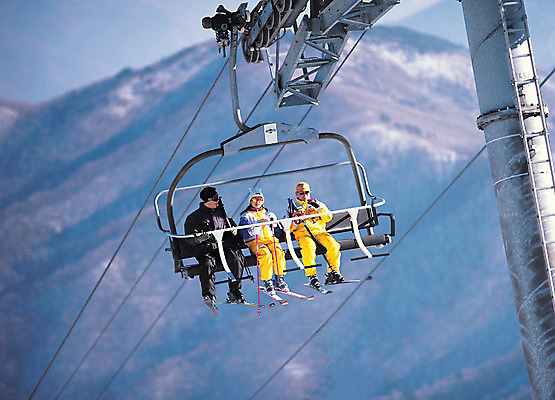 포토 JPG 주간 계절 교통수단 이동 겨울 스포츠시설 레저 스키 겨울스포츠 스키장 산 사람 앉기 풍경 야외 세명 레포츠 기계 전선 운송업 기구 도구 눈 막대기 시설 스키복 스키선수 레저시설 폴 케이블선 스키리프트 국내포토 자연요소 옷 산업 스포츠 교통 컨셉 모션 날씨 운동선수 리프트 스키용품 파일형식