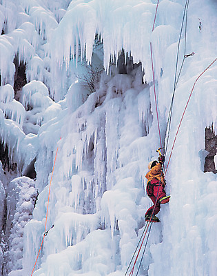 포토 JPG 주간 라이프스타일 계절 남자 밧줄 줄 로우앵글 겨울 자연현상 자연 레저 겨울스포츠 매달리기 한명 사람 풍경 야외 레포츠 운동 얼음 등산 폭포 익스트림스포츠 오르기 빙벽 빙벽등반 빙벽타기 남자만 남자한명만 국내포토 자연요소 1 벽 스포츠 뷰포인트 모션 건강 생활 트래킹 생태계 파일형식