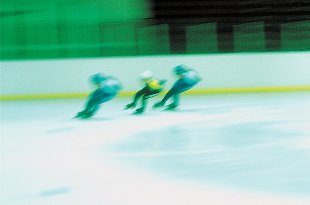 포토 JPG 전신 스포츠 포즈 겨울스포츠 운동선수 사람 경기 세명 달리기 운동 경기장 스케이트 스케이팅 소프트포커스 헬멧 속도 흔들림 빙상경기 스피드스케이팅 스케이터 스케이트장 빙상 쇼트트랙 스케이트선수 국내포토 스포츠용품 스포츠시설 모션 촬영기법 건강 보호장비 파일형식