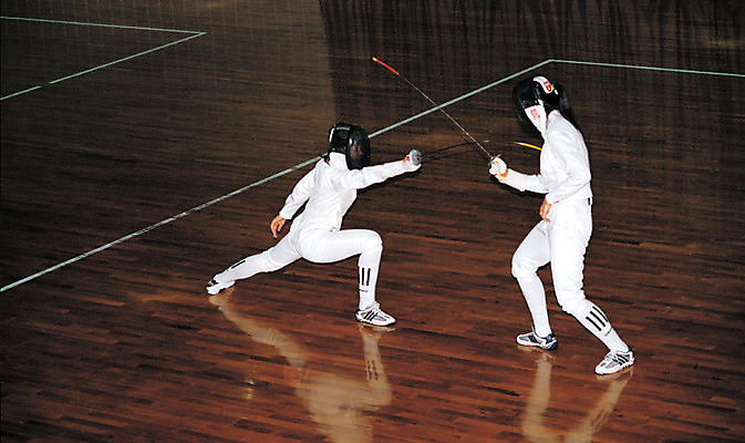 포토 JPG 스포츠 포즈 올림픽 스포츠시설 하계올림픽 모션 운동선수 실내 그림자 사람 경기 두명 옆모습 운동 반사 경쟁 경기장 수비 칼 공격 시설 체육관 펜싱 펜싱선수 찌르기 국내포토 뷰포인트 컨셉 건강 내부 파일형식
