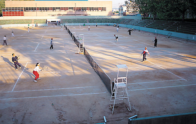 포토 JPG 주간 라이프스타일 스포츠 스포츠시설 레저 건강 경기 여러명 야외 운동 경기장 원근감 테니스 네트 테니스장 생활체육 레저시설 국내포토 자연요소 뷰포인트 다수 사람 생활 구기 시설 파일형식