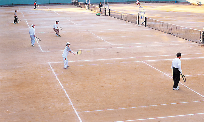 포토 JPG 주간 라이프스타일 스포츠 스포츠시설 레저 건강 경기 여러명 야외 운동 경기장 원근감 테니스 네트 테니스장 생활체육 레저시설 국내포토 자연요소 뷰포인트 다수 사람 생활 구기 시설 파일형식