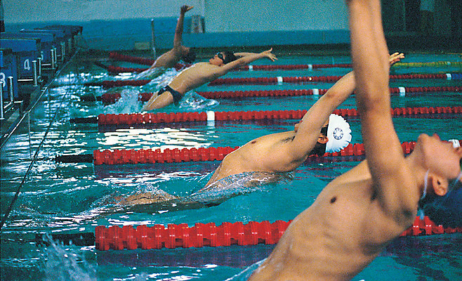 포토 JPG 스포츠 포즈 올림픽 스포츠시설 하계올림픽 모션 레저 운동선수 수영장 실내 사람 경기 여러명 옆모습 물 운동 풀장 수영 물안경 시작 출발 수영선수 수영모 레저시설 레인 배영 국내포토 자연요소 뷰포인트 다수 컨셉 건강 내부 수상스포츠 시설 수영용품 파일형식