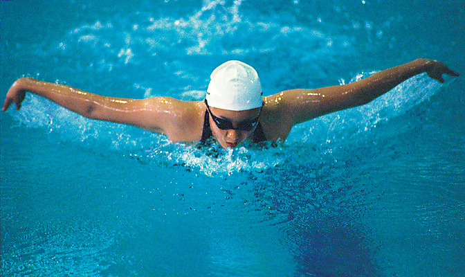 포토 JPG 스포츠 컬러 올림픽 스포츠시설 하계올림픽 레저 운동선수 수영장 실내 한명 사람 경기 상반신 앞모습 물 파란색 운동 풀장 수영 물안경 수영선수 수영모 레저시설 접영 국내포토 자연요소 1 뷰포인트 건강 내부 수상스포츠 시설 수영용품 파일형식