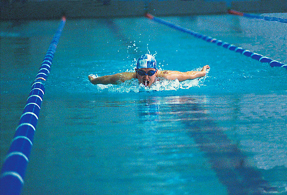 포토 JPG 스포츠 컬러 올림픽 스포츠시설 하계올림픽 레저 운동선수 수영장 실내 한명 사람 경기 상반신 앞모습 물 파란색 운동 풀장 수영 물안경 수영선수 수영모 레저시설 레인 접영 국내포토 자연요소 1 뷰포인트 건강 내부 수상스포츠 시설 수영용품 파일형식