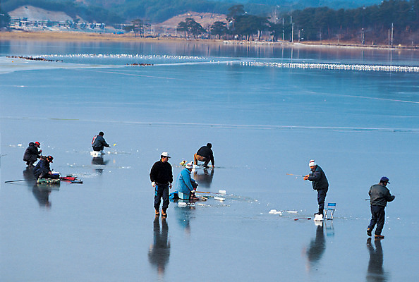 포토 JPG 주간 라이프스타일 계절 남자 호수 겨울 레저 낚시 사람 풍경 여러명 취미 야외 얼음 낚시꾼 빙판 낚시터 얼음낚시 강태공 남자만 국내포토 자연요소 다수 생활 파일형식