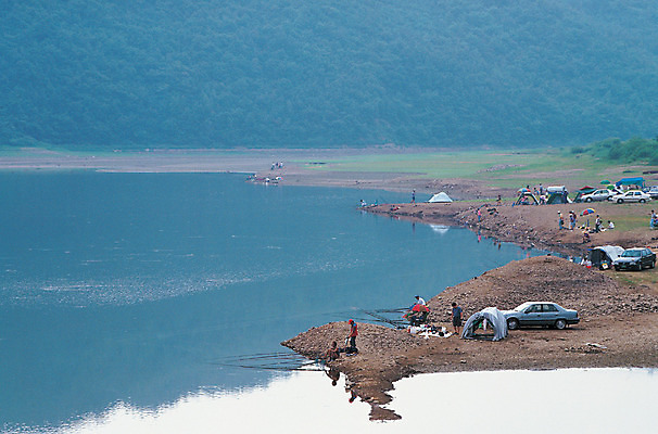 포토 JPG 주간 라이프스타일 호수 자동차 자연 레저 낚시 물그림자 풍경 여러명 취미 야외 강 반사 낚시꾼 낚시터 강태공 민물낚시 국내포토 자연요소 육상교통 다수 그림자 사람 생활 생태계 파일형식