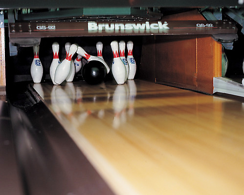 포토 JPG 스포츠 공 스포츠시설 레저 실내 그림자 경기 사람없음 레포츠 운동 반사 볼링핀 볼링 놀이기구 시설 볼링공 레저시설 넘어짐 볼링장 쓰러짐 국내포토 모션 건강 내부 구기 볼링용품 파일형식