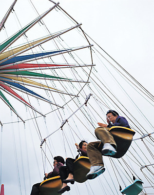 포토 JPG 주간 로우앵글 레저 사람 앉기 풍경 야외 세명 놀이공원 기구 도구 놀이기구 승차 순환 회전그네 국내포토 자연요소 뷰포인트 모션 테마파크 파일형식