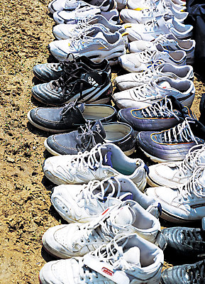 포토 JPG 주간 잡화 다수 운동화 신발 사람없음 야외 캐주얼 여러개 일렬 정리 축구화 단화 농구화 러닝화 켤레 국내포토 자연요소 옷 스포츠용품 축구용품 여성화 파일형식