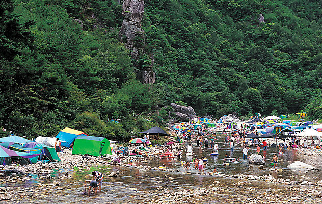 포토 JPG 주간 계절 자연 물놀이 휴가 산 텐트 사람 풍경 여러명 야외 여름 관광지 여름휴가 바캉스 여행객 계곡 여름풍경 캠핑 숲 휴가철 국내포토 자연요소 여행 다수 놀이 레저 캠핑도구 생태계 파일형식 여름_계절