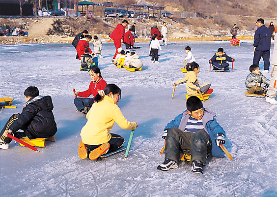 포토 JPG 주간 계절 여자 남자 아시아 어린이 다수 겨울 놀이 레저 한국 사람 동양인 풍경 여러명 야외 얼음 한국인 군중 놀이기구 썰매 빙판 썰매장 어린이만 국내포토 자연요소 나라 인종 파일형식