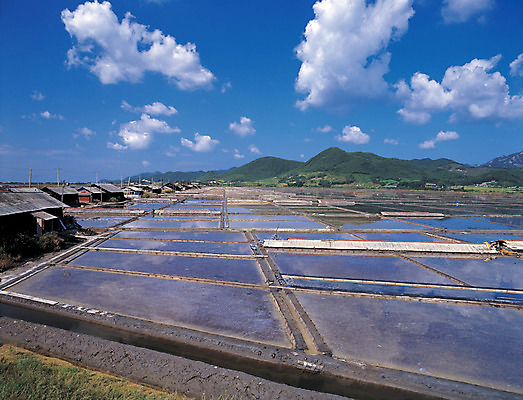 포토 JPG 주간 구름 바다 컬러 자연 하늘 산 한국 어업 풍경 사람없음 야외 물 파란색 반사 시설 수로 어촌 염전 천일염 국내포토 자연요소 산업 아시아 시골 생태계 소금 파일형식