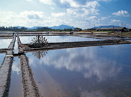 포토 JPG 주간 구름 바다 컬러 자연 하늘 산 한국 어업 풍경 사람없음 야외 물 반사 시설 수로 어촌 염전 천일염 국내포토 자연요소 산업 아시아 시골 생태계 소금 파일형식