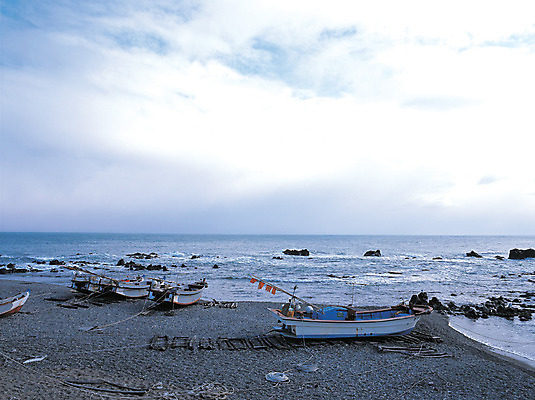 포토 JPG 주간 구름 파도 바다 컬러 수상교통 자연 하늘 한국 풍경 해변 사람없음 야외 돌_바위 바위 어선 정박 어촌 선박 국내포토 자연요소 아시아 교통수단 배_교통 시골 생태계 파일형식