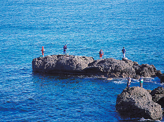 포토 JPG 주간 물결 바다 컬러 자연 낚시 한국 사람 풍경 여러명 야외 파란색 하이앵글 돌_바위 바위 수면 바다낚시 국내포토 자연요소 아시아 뷰포인트 다수 레저 물 생태계 파일형식