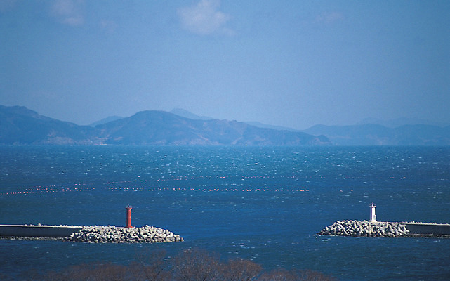 포토 JPG 주간 구름 물결 바다 컬러 자연 하늘 산 등대 풍경 사람없음 야외 파란색 평화 수면 방파제 국내포토 자연요소 공공시설 컨셉 생태계 파일형식