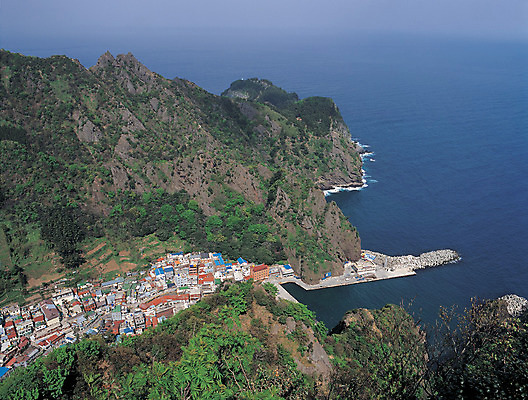 포토 JPG 주간 나무 식물 바다 컬러 섬 자연 한국 풍경 사람없음 야외 하이앵글 마을 항구 경상북도 경상도 어촌 울릉도 도동항 국내포토 자연요소 아시아 뷰포인트 교통시설 시골 생태계 파일형식