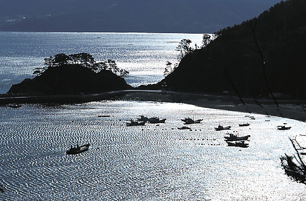 포토 JPG 주간 아시아 바다 컬러 섬 자연 한국 풍경 사람없음 야외 하이앵글 평화 일몰 어선 수면 경상도 경상남도 어촌 남해 선박 국내포토 자연요소 나라 뷰포인트 컨셉 수상교통 노을 시골 배 생태계 파일형식
