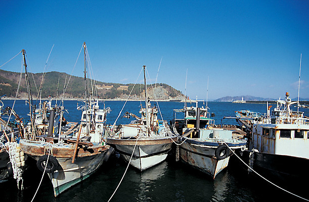 포토 JPG 주간 구름 바다 컬러 섬 수상교통 하늘 산 한국 풍경 사람없음 야외 파란색 흰색 어선 정박 어촌 여러대 선박 국내포토 자연요소 아시아 교통수단 다수 배_교통 시골 파일형식