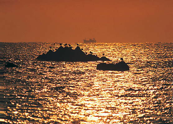 포토 JPG 물결 파도 컬러 섬 자연 한국 풍경 사람없음 야외 평화 일출 일몰 돌_바위 바위 어선 수면 바위섬 선박 국내포토 아시아 바다 컨셉 수상교통 배_교통 물 노을 생태계 파일형식