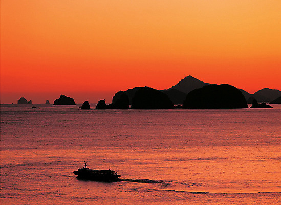 포토 JPG 아시아 바다 컬러 섬 수상교통 자연 한국 풍경 사람없음 야외 일출 일몰 어선 수면 야간 경상도 경상남도 거제 선박 국내포토 자연요소 나라 교통수단 배_교통 물 노을 생태계 파일형식