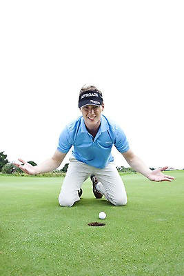 포토 JPG 주간 전신 서양인 외국인 해외기획촬영 모자 해외 라이프스타일 잡화 2011년태국 남자 스포츠 로우앵글 포즈 골프 공 모션 골프장 필드 레저 골프공 건강 한명 사람 앉기 손짓 잔디 20대 성인 취미 야외 라이프 초록색 레포츠 운동 구기 건강관리 실패 좌절 무릎꿇기 골프웨어 남자만 남자한명만 성인남자만 청년만 청년남자만 청년남자한명만 성인한명만 성인남자한명만 성인만 주저앉기 국내포토 자연요소 식물 1 옷 감정 뷰포인트 컬러 컨셉 스포츠시설 골프용품 관리 인종 청년 생활 파일형식