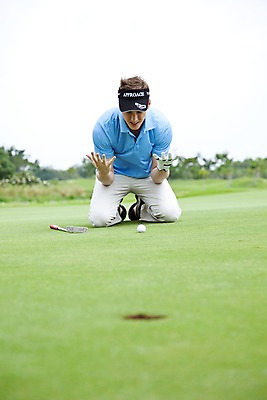 포토 JPG 주간 전신 서양인 외국인 나무 식물 해외기획촬영 모자 해외 라이프스타일 잡화 2011년태국 남자 스포츠 포즈 골프 공 모션 골프장 필드 레저 골프공 골프클럽 건강 한명 미소 웃음 들기 사람 앉기 손짓 잔디 20대 성인 취미 야외 라이프 초록색 레포츠 운동 구기 건강관리 골프채 실패 좌절 무릎꿇기 골프웨어 남자만 남자한명만 성인남자만 청년만 청년남자만 청년남자한명만 성인한명만 성인남자한명만 성인만 주저앉기 국내포토 자연요소 1 옷 감정 컬러 컨셉 스포츠시설 골프용품 표정 관리 인종 청년 생활 파일형식