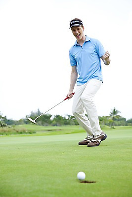 포토 JPG 주간 전신 서양인 외국인 나무 식물 해외기획촬영 모자 해외 라이프스타일 잡화 2011년태국 남자 스포츠 포즈 골프 공 모션 골프장 필드 성공 레저 골프공 골프클럽 표정 건강 한명 서기 미소 웃음 들기 사람 손짓 잔디 20대 성인 취미 야외 라이프 초록색 레포츠 운동 구기 건강관리 기쁨 골프채 골프웨어 남자만 남자한명만 성인남자만 청년만 청년남자만 청년남자한명만 성인한명만 성인남자한명만 성인만 국내포토 자연요소 1 옷 감정 컬러 컨셉 스포츠시설 골프용품 관리 인종 청년 생활 파일형식