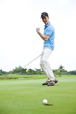 포토 JPG 주간 전신 서양인 외국인 나무 식물 해외기획촬영 모자 해외 라이프스타일 잡화 2011년태국 남자 스포츠 포즈 골프 공 모션 골프장 필드 성공 레저 골프공 골프클럽 표정 건강 한명 서기 미소 웃음 들기 사람 손짓 잔디 20대 성인 취미 야외 라이프 초록색 레포츠 운동 구기 건강관리 기쁨 골프채 골프웨어 남자만 남자한명만 성인남자만 청년만 청년남자만 청년남자한명만 성인한명만 성인남자한명만 성인만 국내포토 자연요소 1 옷 감정 컬러 컨셉 스포츠시설 골프용품 관리 인종 청년 생활 파일형식