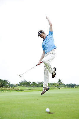 포토 JPG 주간 전신 서양인 외국인 나무 식물 해외기획촬영 모자 해외 라이프스타일 잡화 2011년태국 남자 스포츠 포즈 골프 공 모션 골프장 필드 성공 레저 골프공 골프클럽 표정 건강 한명 서기 미소 웃음 들기 사람 손짓 잔디 20대 성인 취미 야외 라이프 초록색 레포츠 운동 구기 건강관리 기쁨 골프채 골프웨어 남자만 남자한명만 성인남자만 청년만 청년남자만 청년남자한명만 성인한명만 성인남자한명만 성인만 국내포토 자연요소 1 옷 감정 컬러 컨셉 스포츠시설 골프용품 관리 인종 청년 생활 파일형식