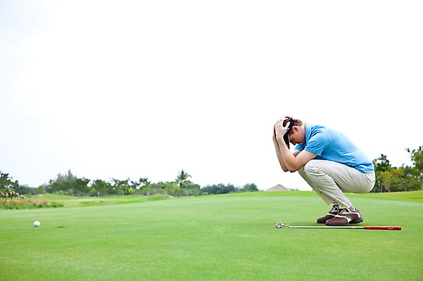 포토 JPG 주간 전신 서양인 외국인 나무 식물 해외기획촬영 모자 해외 라이프스타일 잡화 2011년태국 남자 스포츠 포즈 골프 모션 골프장 필드 레저 골프클럽 건강 한명 사람 앉기 손짓 잔디 20대 성인 취미 야외 라이프 옆모습 초록색 레포츠 운동 구기 건강관리 골프채 실패 좌절 골프웨어 남자만 남자한명만 성인남자만 청년만 청년남자만 청년남자한명만 성인한명만 성인남자한명만 성인만 주저앉기 국내포토 자연요소 1 옷 감정 뷰포인트 컬러 컨셉 스포츠시설 골프용품 관리 인종 청년 생활 파일형식