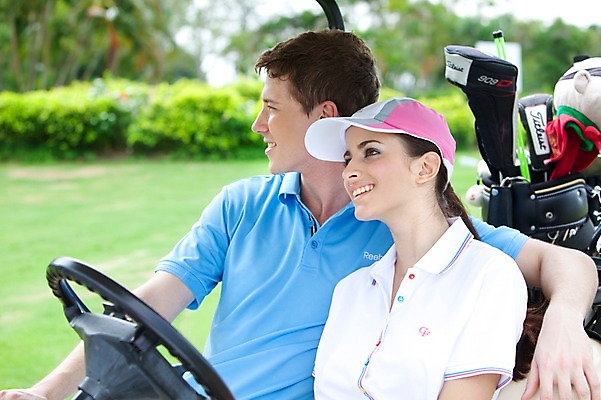 포토 JPG 주간 서양인 외국인 나무 식물 해외기획촬영 모자 해외 라이프스타일 커플 잡화 여자 2011년태국 남자 스포츠 포즈 골프 모션 골프장 필드 레저 골프클럽 건강 미소 웃음 사람 앉기 잔디 상반신 20대 성인 취미 야외 두명 라이프 초록색 레포츠 운동 구기 건강관리 귀여움 다정 카트 골프채 핸들 골프가방 골프웨어 골프카트 청년만 성인만 국내포토 자연요소 옷 컬러 컨셉 가방 스포츠시설 관계 골프용품 표정 관리 인종 청년 생활 파일형식