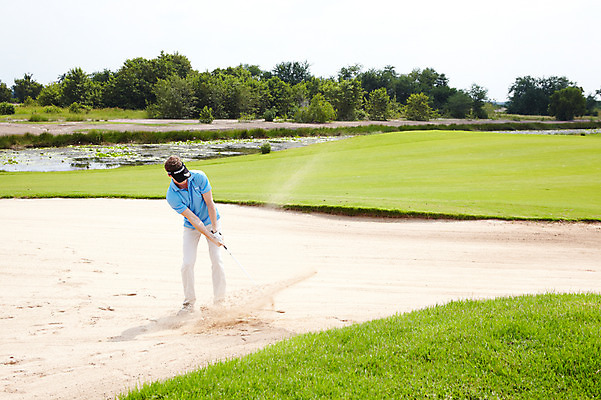 포토 JPG 주간 전신 서양인 외국인 나무 식물 해외기획촬영 모자 해외 라이프스타일 잡화 2011년태국 남자 모래 스포츠 포즈 장갑 골프 공 모션 골프장 필드 레저 골프공 골프클럽 건강 한명 서기 들기 사람 잔디 20대 성인 취미 야외 라이프 초록색 레포츠 운동 구기 건강관리 골프채 연못 벙커 스윙 골프웨어 샷 골프장갑 남자만 남자한명만 성인남자만 청년만 청년남자만 청년남자한명만 성인한명만 성인남자한명만 성인만 국내포토 자연요소 1 옷 컬러 스포츠시설 자세 골프용품 관리 인종 청년 생활 파일형식