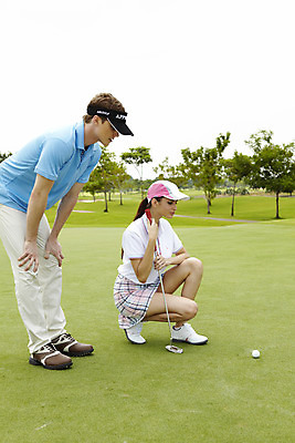 포토 JPG 주간 전신 서양인 외국인 나무 식물 해외기획촬영 모자 해외 라이프스타일 커플 응시 잡화 여자 2011년태국 남자 스포츠 포즈 골프 공 모션 골프장 필드 레저 골프공 골프클럽 건강 서기 들기 사람 앉기 잔디 20대 성인 취미 야외 두명 라이프 옆모습 초록색 레포츠 운동 구기 건강관리 골프채 골프웨어 청년만 성인만 국내포토 자연요소 시선 옷 뷰포인트 컬러 스포츠시설 관계 골프용품 관리 인종 청년 생활 파일형식