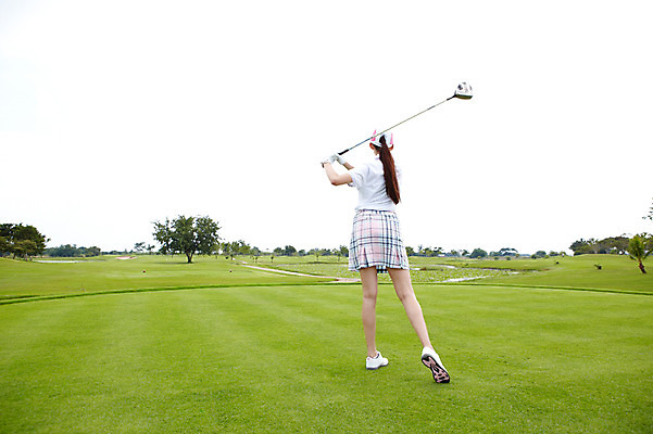 포토 JPG 주간 전신 서양인 외국인 나무 식물 해외기획촬영 모자 해외 라이프스타일 잡화 여자 2011년태국 스포츠 포즈 장갑 골프 모션 골프장 필드 레저 골프클럽 건강 한명 서기 들기 사람 잔디 20대 성인 취미 야외 라이프 뒷모습 초록색 레포츠 운동 구기 건강관리 골프채 스윙 골프웨어 샷 골프장갑 여자만 여자한명만 성인여자만 청년만 청년여자만 성인한명만 청년여자한명만 성인여자한명만 성인만 국내포토 자연요소 1 옷 뷰포인트 컬러 스포츠시설 자세 골프용품 관리 인종 청년 생활 파일형식