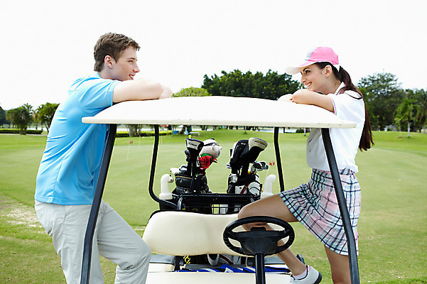 포토 JPG 주간 서양인 외국인 나무 식물 해외기획촬영 모자 해외 라이프스타일 커플 잡화 여자 2011년태국 남자 스포츠 포즈 골프 모션 골프장 필드 레저 골프클럽 건강 서기 미소 웃음 사람 잔디 상반신 20대 성인 취미 야외 두명 라이프 옆모습 초록색 레포츠 운동 구기 마주보기 건강관리 귀여움 기댐 다정 카트 골프채 핸들 골프가방 골프웨어 골프카트 청년만 성인만 국내포토 자연요소 옷 뷰포인트 컬러 컨셉 가방 스포츠시설 관계 골프용품 표정 관리 인종 청년 생활 파일형식