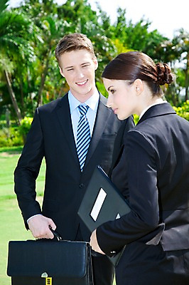 포토 JPG 주간 서양인 외국인 나무 식물 해외기획촬영 해외 라이프스타일 여자 2011년태국 남자 스포츠 포즈 골프 서류가방 가방 비즈니스 모션 골프장 필드 서기 미소 웃음 들기 사람 정장 잔디 상반신 20대 성인 야외 두명 라이프 초록색 레포츠 구기 마주보기 모임 비즈니스맨 비즈니스우먼 문서 결재판 결제판 청년만 성인만 국내포토 자연요소 잡화 옷 컬러 스포츠시설 레저 표정 인종 청년 생활 사무용품 직장인 결재 파일형식