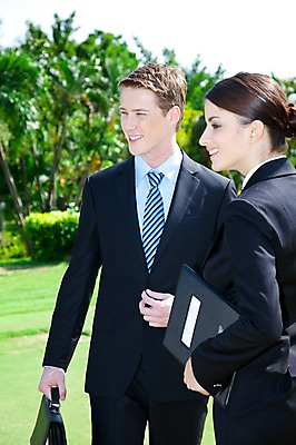 포토 JPG 주간 서양인 외국인 나무 식물 해외기획촬영 해외 라이프스타일 여자 2011년태국 남자 종이 스포츠 포즈 골프 서류가방 가방 비즈니스 모션 골프장 필드 서기 미소 웃음 들기 사람 정장 잔디 상반신 20대 성인 야외 두명 라이프 초록색 레포츠 구기 마주보기 모임 비즈니스맨 비즈니스우먼 문서 결재판 결제판 청년만 성인만 국내포토 자연요소 잡화 옷 컬러 스포츠시설 레저 표정 인종 청년 생활 사무용품 직장인 결재 파일형식