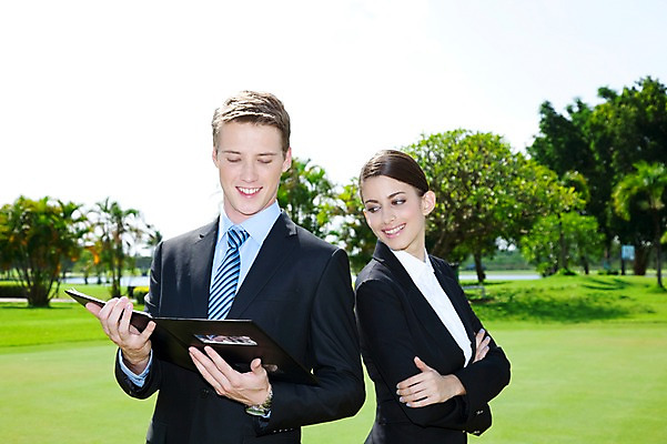 포토 JPG 주간 서양인 외국인 나무 식물 해외기획촬영 해외 라이프스타일 여자 2011년태국 남자 종이 스포츠 포즈 골프 비즈니스 모션 골프장 필드 서기 미소 웃음 들기 사람 정장 손짓 잔디 상반신 20대 성인 야외 두명 라이프 초록색 레포츠 구기 팔짱 비즈니스맨 비즈니스우먼 문서 결재판 결제판 청년만 성인만 국내포토 자연요소 옷 컬러 스포츠시설 레저 표정 인종 청년 생활 사무용품 직장인 결재 파일형식