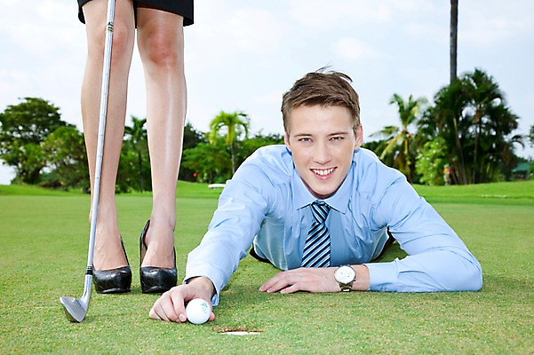 포토 JPG 주간 서양인 외국인 나무 식물 구름 해외기획촬영 해외 라이프스타일 여자 2011년태국 남자 엎드리기 스포츠 로우앵글 포즈 골프 비즈니스 공 골프장 필드 하늘 골프공 골프클럽 서기 웃음 들기 사람 정장 잔디 상반신 20대 성인 야외 두명 라이프 초록색 레포츠 눕기 구기 골프채 하반신 비즈니스맨 스윙 샷 청년만 성인만 국내포토 자연요소 옷 뷰포인트 컬러 스포츠시설 모션 자세 레저 골프용품 표정 인종 청년 생활 직장인 파일형식