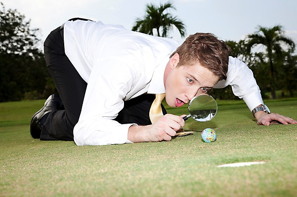 포토 JPG 주간 서양인 외국인 나무 식물 해외기획촬영 해외 라이프스타일 2011년태국 남자 엎드리기 스포츠 로우앵글 포즈 골프 비즈니스 공 골프장 필드 돋보기 골프공 한명 사람 정장 잔디 상반신 20대 성인 야외 라이프 초록색 레포츠 구기 관찰 비즈니스맨 남자만 남자한명만 성인남자만 청년만 청년남자만 청년남자한명만 성인한명만 성인남자한명만 성인만 국내포토 자연요소 1 옷 뷰포인트 컬러 스포츠시설 모션 레저 골프용품 인종 청년 생활 직장인 파일형식