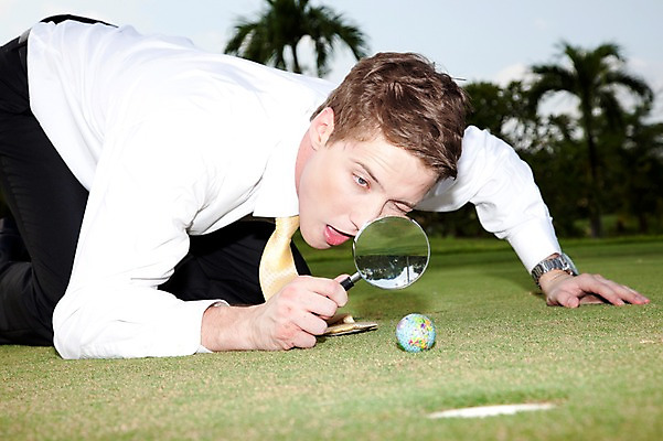 포토 JPG 주간 서양인 외국인 나무 식물 해외기획촬영 해외 라이프스타일 2011년태국 남자 엎드리기 스포츠 로우앵글 포즈 골프 비즈니스 공 골프장 필드 돋보기 골프공 한명 사람 정장 잔디 상반신 20대 성인 야외 라이프 초록색 레포츠 구기 관찰 비즈니스맨 남자만 남자한명만 성인남자만 청년만 청년남자만 청년남자한명만 성인한명만 성인남자한명만 성인만 국내포토 자연요소 1 옷 뷰포인트 컬러 스포츠시설 모션 레저 골프용품 인종 청년 생활 직장인 파일형식