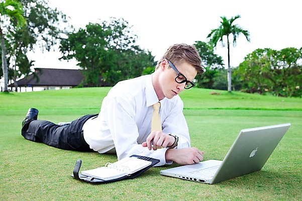 포토 JPG 주간 전신 서양인 외국인 나무 식물 해외기획촬영 해외 라이프스타일 2011년태국 남자 엎드리기 스포츠 포즈 골프 비즈니스 모션 골프장 필드 문구용품 한명 사람 정장 잔디 20대 성인 야외 라이프 초록색 레포츠 노트북 컴퓨터 눕기 필기구 펜 볼펜 구기 다이어리 메모지 비즈니스맨 남자만 남자한명만 성인남자만 청년만 청년남자만 청년남자한명만 성인한명만 성인남자한명만 성인만 국내포토 자연요소 1 옷 컬러 스포츠시설 레저 인종 청년 생활 전자제품 사무용품 직장인 오브젝트 파일형식