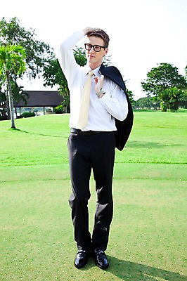 포토 JPG 주간 전신 서양인 외국인 나무 식물 해외기획촬영 해외 라이프스타일 2011년태국 남자 스포츠 포즈 골프 비즈니스 모션 골프장 필드 표정 그림자 한명 서기 들기 사람 정장 잔디 20대 성인 야외 라이프 초록색 레포츠 구기 비즈니스맨 좌절 남자만 남자한명만 성인남자만 청년만 청년남자만 청년남자한명만 성인한명만 성인남자한명만 성인만 국내포토 자연요소 1 옷 감정 컬러 컨셉 스포츠시설 레저 인종 청년 생활 직장인 파일형식
