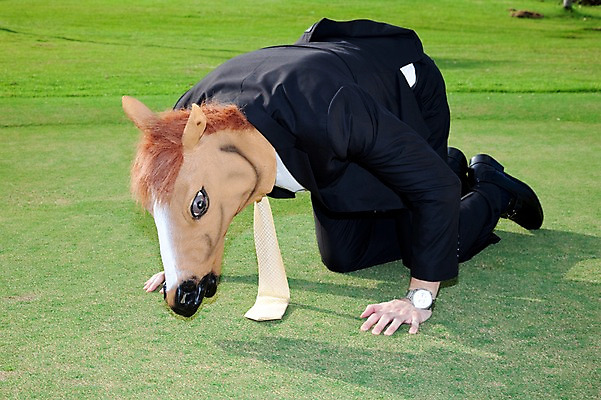 포토 JPG 주간 전신 서양인 외국인 해외기획촬영 해외 라이프스타일 2011년태국 남자 엎드리기 스포츠 포즈 골프 비즈니스 모션 골프장 필드 그림자 가면 한명 사람 정장 잔디 20대 성인 야외 라이프 초록색 레포츠 구기 비즈니스맨 동물가면 말가면 남자만 남자한명만 성인남자만 청년만 청년남자만 청년남자한명만 성인한명만 성인남자한명만 성인만 국내포토 자연요소 식물 1 옷 컬러 스포츠시설 레저 인종 청년 생활 직장인 파일형식